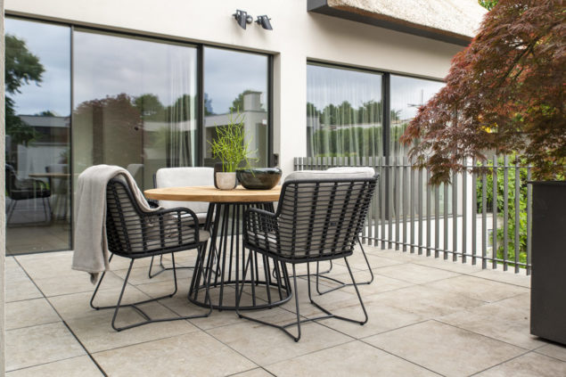 4 Seasons Outdoor Fabrice dining set antraciet met Ambassador Boulevard tafel teak blad Ø 130 cm