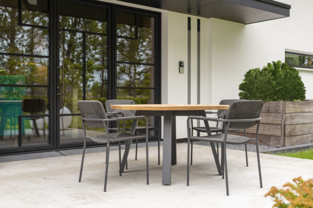 4 Seasons Outdoor Bora dining set antraciet met Ambassador tafel Ø 130 cm